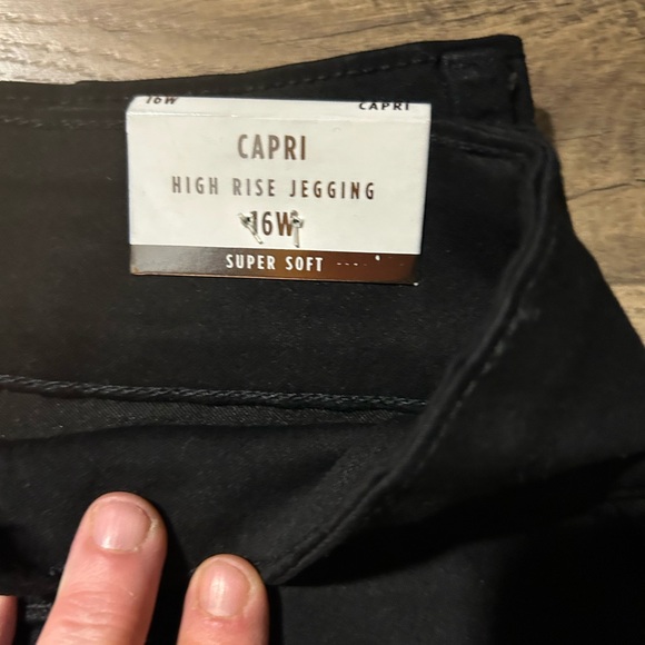 Black womens sandpiper capri - Picture 4 of 5